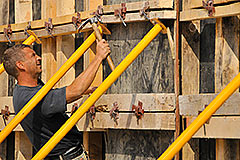 Zadnja provera šalunga parking zidova pre nalivanja betona