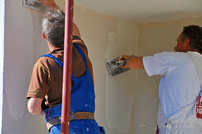 Applying Baumit EdelPutz Extra on the facade - 1