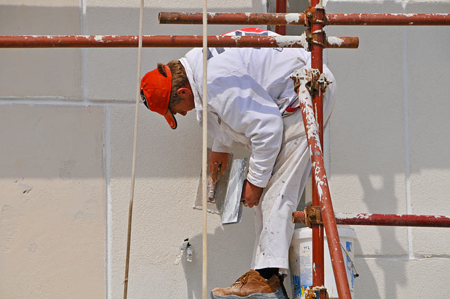 Applying Baumit EdelPutz Extra on the facade - 2