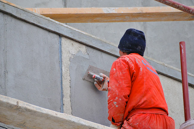 Applying Baumit PutzSpachtel on the facade - 1