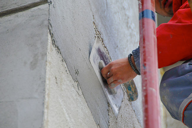 Applying Baumit PutzSpachtel on the facade - 2