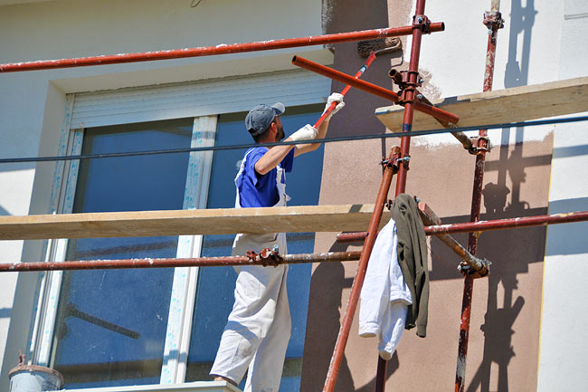 Applying Baumit SilikatFarbe in brown color - 1