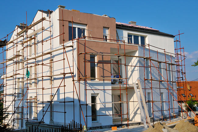 Applying Baumit SilikatFarbe in brown color - 2