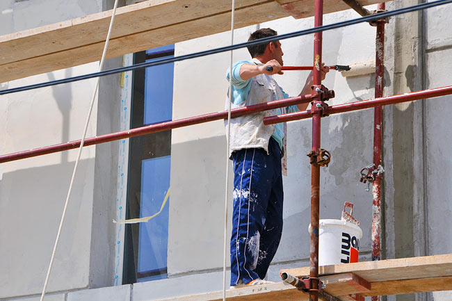 Applying Baumit UniversalGrund on the facade - 1