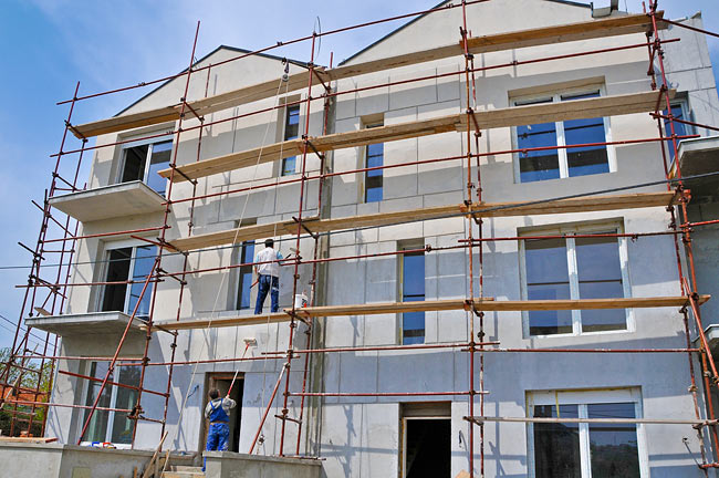 Applying Baumit UniversalGrund on the facade - 2