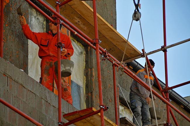 Applying cement milk on the wall as an underlayer primer