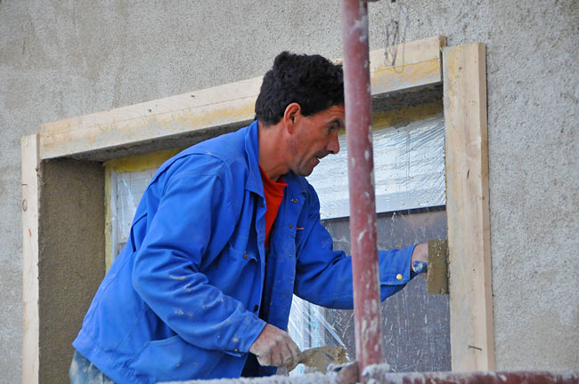 Applying thermal mortar on the sides of openings