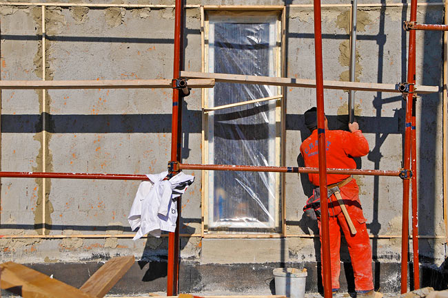 Casting lines in the thickness of the facade