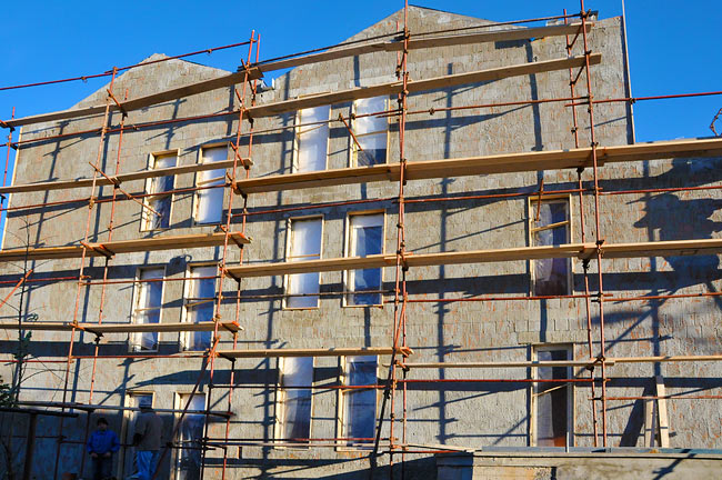 Casting the openings on one side of the facade