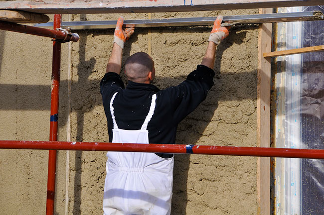 Equalizing the mortar on the facade