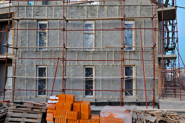 Lines cast in the thickness of the facade