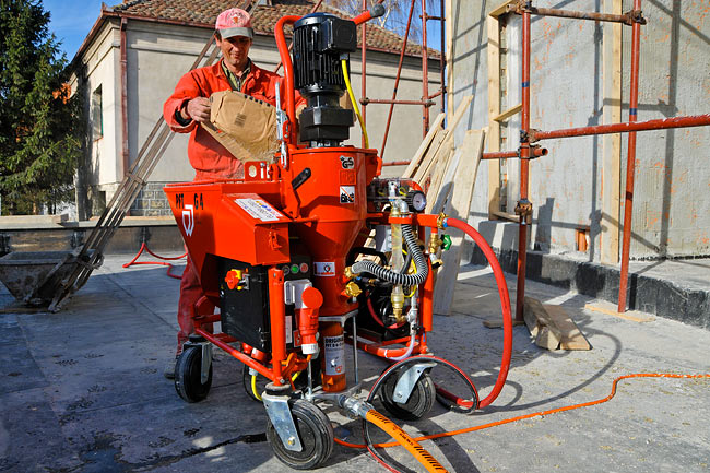 Pouring Baumit ThermoExtra mortar in the mixing pump PFT G4