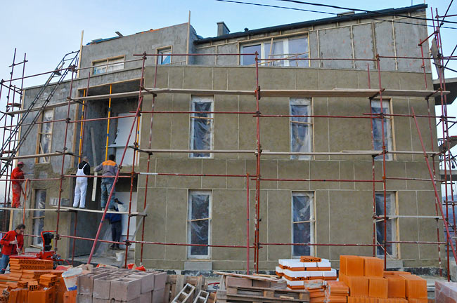Progression of the application of thermal mortar on Amadeo