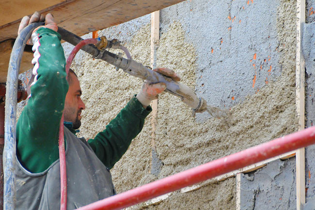 Projecting Baumit ThermoExtra mortar with the mixing pump