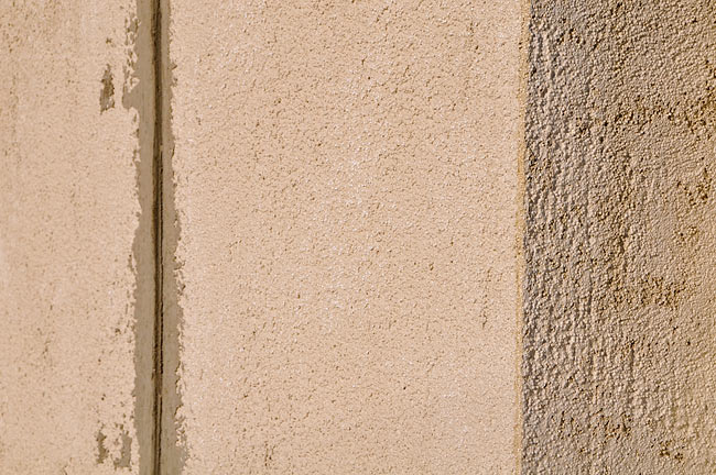 Thermal mortar applied on the facade and on the side of a window once dry