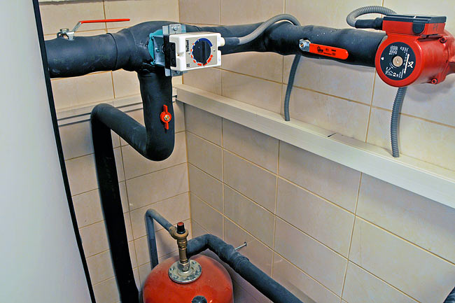 Switching valve and circulation pump at the back of the buffer