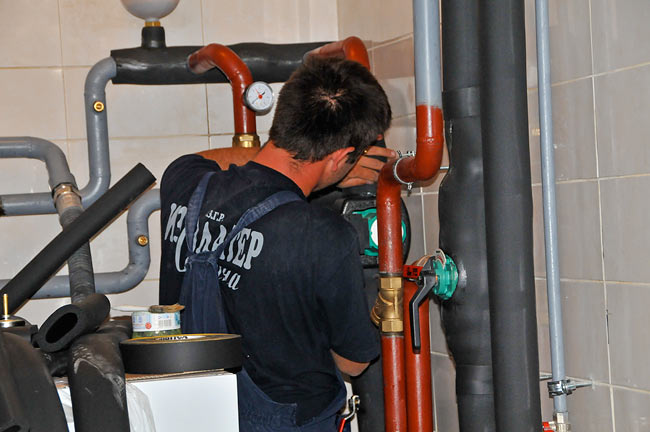 Insulating pipes with Armacell Armaflex AC - 1
