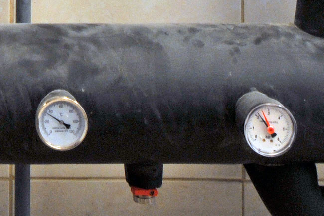 Temperature and pressure gauges on the returning part of the distribution loop
