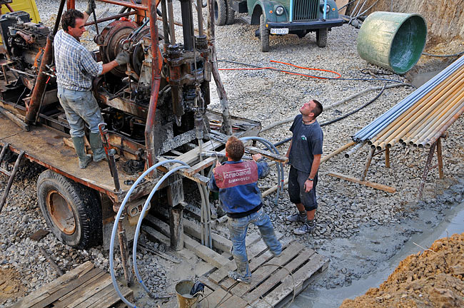 Removing metal pipes used to inject bentonite in the borehole