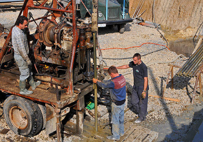 Pulling up one drill pipe out of the borehole on the derrick