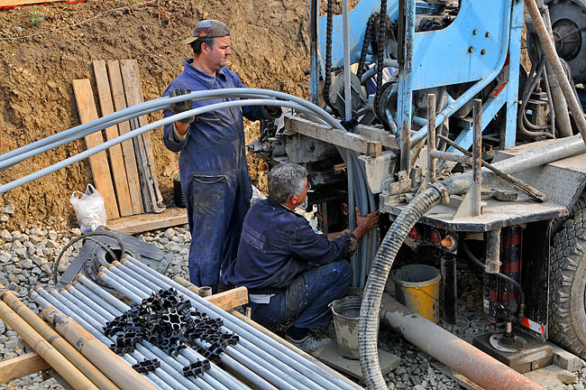 Starting the descent of the geothermal probe in the borehole