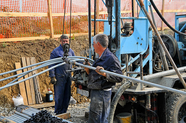 Adding a metal pipe to continue the descent of the geothermal probe