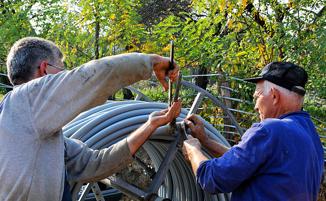 Closing the open end of the probe to keep water in
