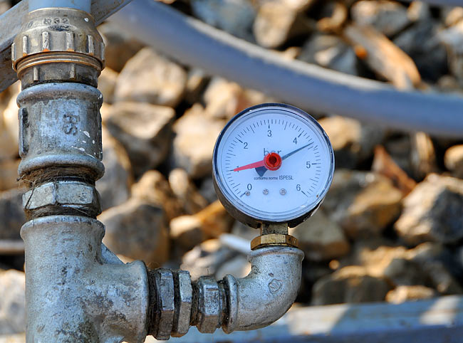 Zoom on the pressure gauge indicating that the water pressure in the probe reached 4.5 bars