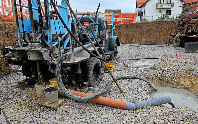Hydraulic-rotary drilling closed loop