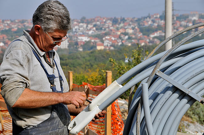 Fastening the 2 extremities of the 2 independent loops together to form the complete probe