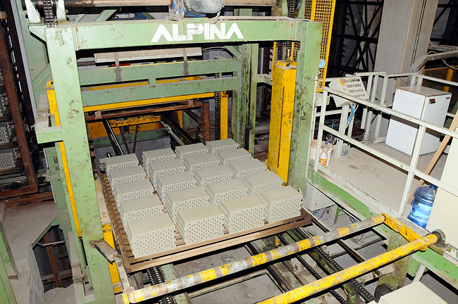 Pilling up dryer pallets before to be sent into the dryer