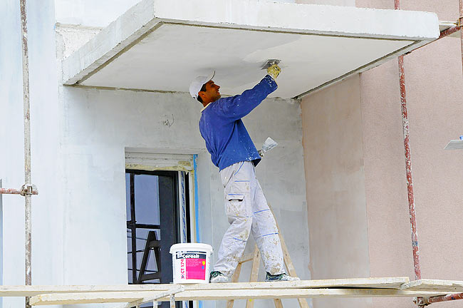 Nanošenje Ceresit CT 174 maltera ispod balkona