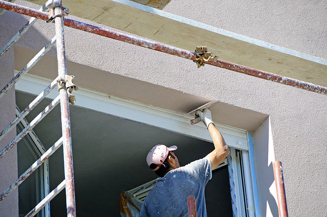 Nanošenje Ceresit CT 174 maltera oko prozora