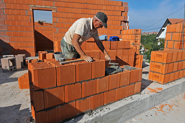 Nanošenje termoizolacionog maltera na donji red POROTHERM blokova