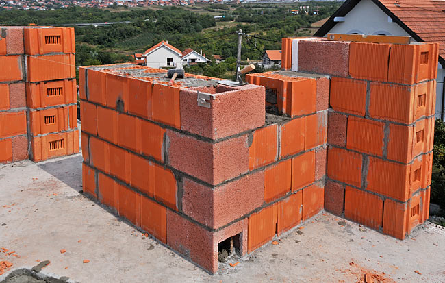 Example of prefabricated corners going alternatively in the directions of the walls connecting to them