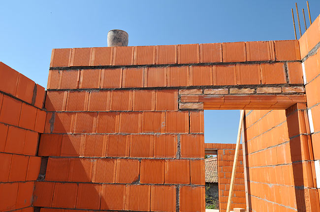 Primer otvora za vrata završenog sa Wienerberger prefabrikovanim nadvojima - 1