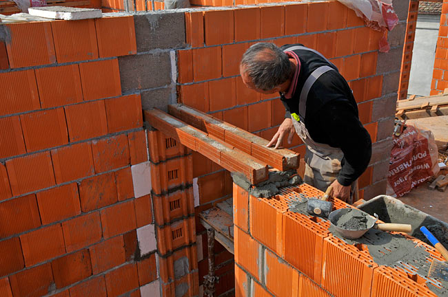 Ugradnja Wienerberger prefabrikovanih nadvoja iznad otvora na vratima