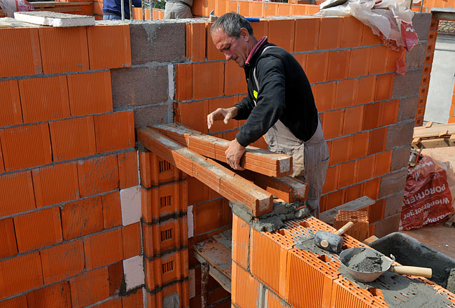 Pozicioniranje zadnjeg prefabrikovanog nadvoja iznad otvora za vrata