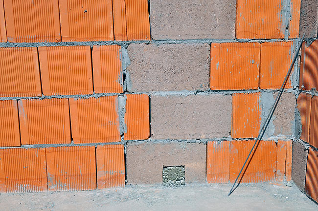 Controlling the concrete filling of the corners