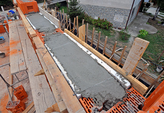 Nadvoji za prozorske otvore sa ugradnim roletnama naliveni sa betonom