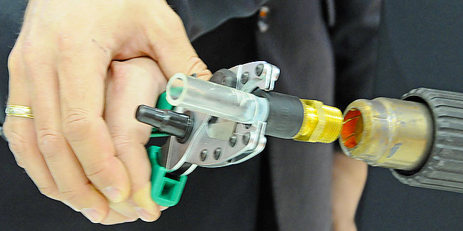 Shrinking the piece of streched PE-Xa pipe back to size with a hot air blower - 2