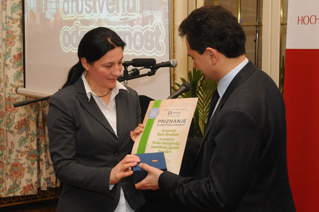 Milena Gojković-Mestre prima priznanje od Božidara Đelića - 01