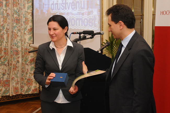 Milena Gojković-Mestre prima priznanje od Božidara Đelića - 02