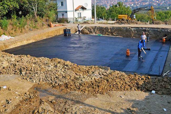Amadeo II footer slab with the bituminous primer