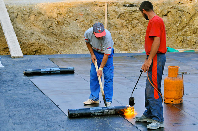 Applying the first layer of the waterproofing membrane - 01