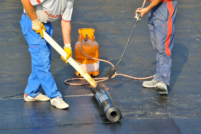 Applying the first layer of the waterproofing membrane - 02