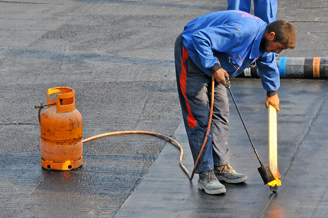 Sealing joins between strip of the waterproofing membrane