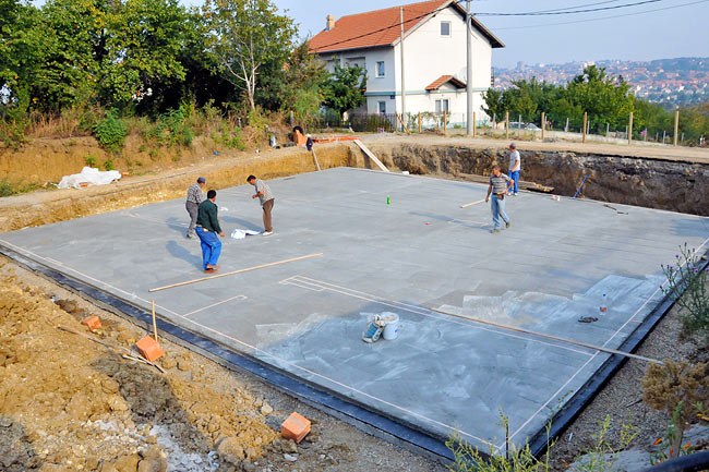 Marking the position of walls and columns on the protective slab