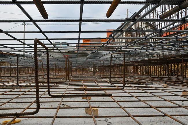 The 2 layers of reinforcement separated by thickening beams