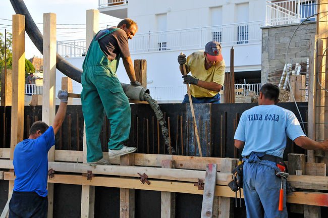 Pouring concrete on the wall connecting A3 and A4